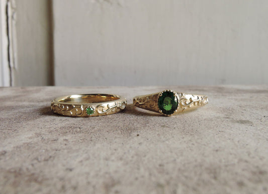 グリーンの石が入った結婚指輪